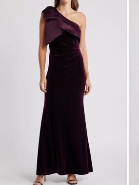 Eliza J One-Shoulder Velvet Gown in Deep Plum size 4